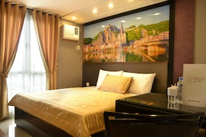 Standard Queen | In-room safe, desk, free WiFi, bed sheets - Eurotel Vivaldi Araneta (Quezon City)