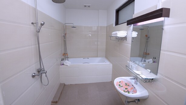 Une salle de bain moderne avec une baignoire, une douche et un lavabo.