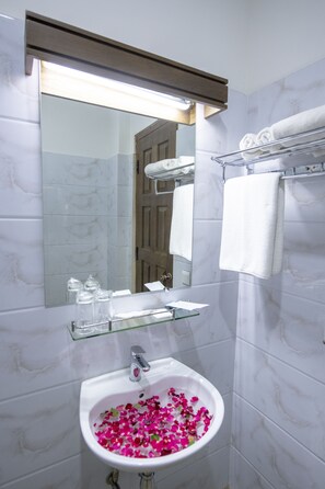 Douche, articles de toilette gratuits, sèche-cheveux, peignoirs
