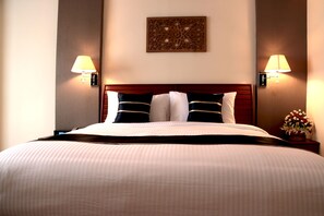 Deluxe King | Minibar, in-room safe, desk, iron/ironing board - Eastern Palace Hotel (Mandalay)