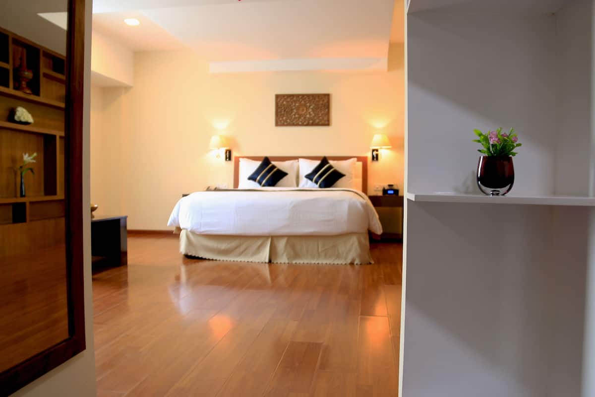 Executive Suite | Minibar, in-room safe, desk, iron/ironing board