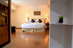 Minibar, caja de seguridad en la habitación y escritorio