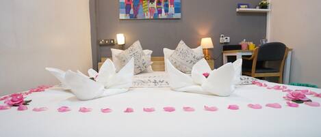 In-room safe, desk, free WiFi