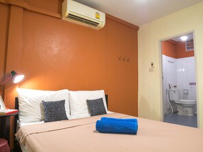 Ensuite Double with Private Bathroom | Desk, free WiFi, bed sheets - Chan Cha La 99 Hostel (Bangkok)