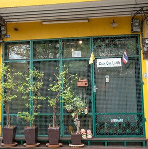 Interior entrance - Chan Cha La 99 Hostel (Bangkok)