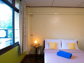 Basic Double Room with Private External Bathroom | Desk, free WiFi, bed sheets - Chan Cha La 99 Hostel (Bangkok)