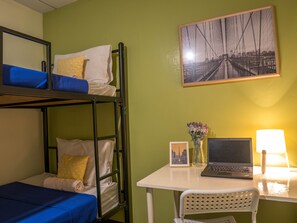 Escritorio, wifi gratis y ropa de cama 