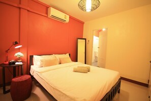 Escritorio, wifi gratis y ropa de cama 