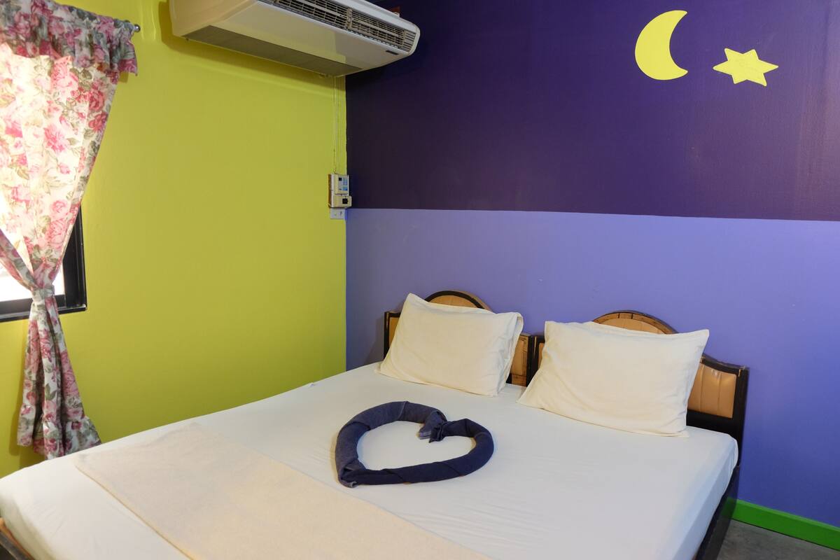 Habitación estándar | Escritorio, camas extra, wifi gratis y ropa de cama