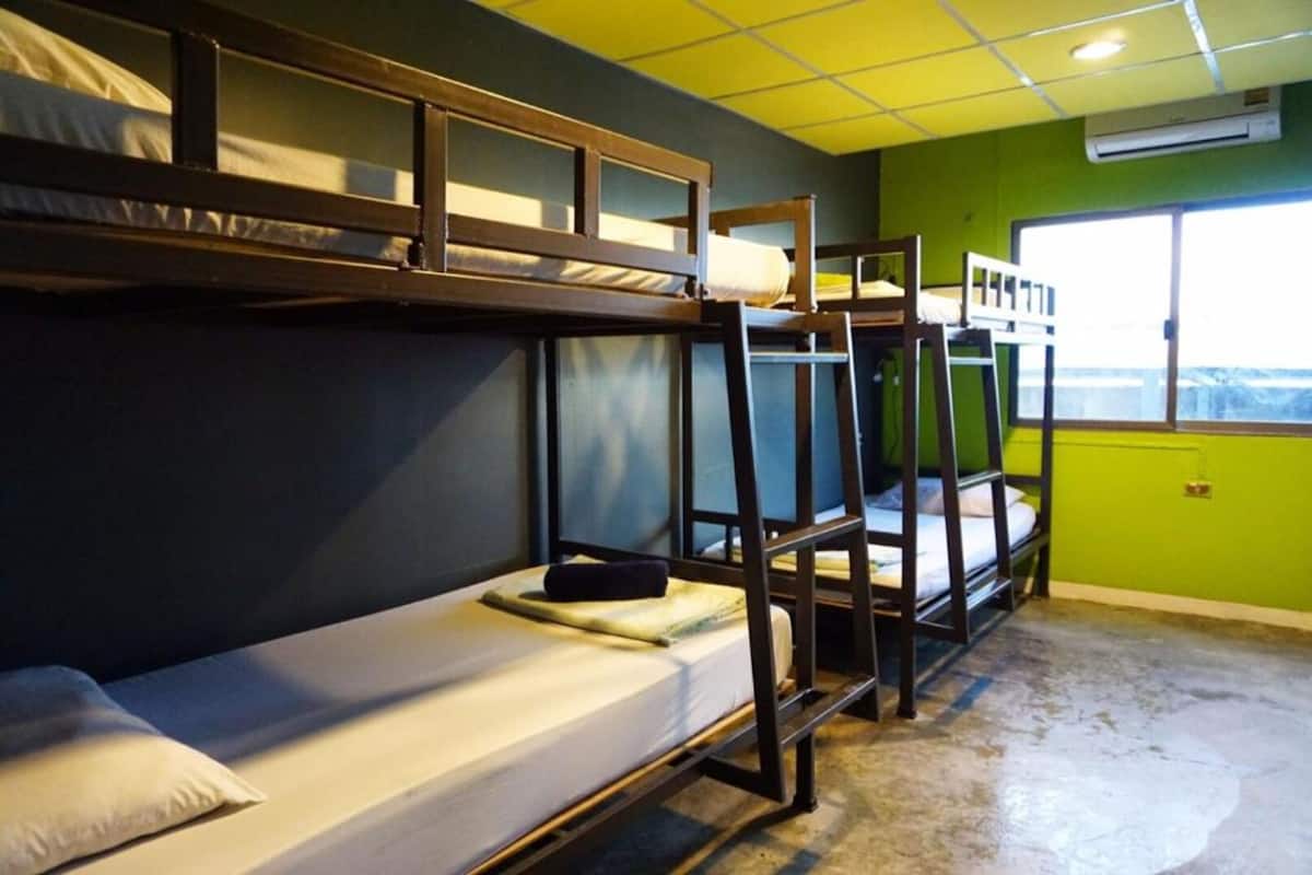 Escritorio, camas extra, wifi gratis y ropa de cama