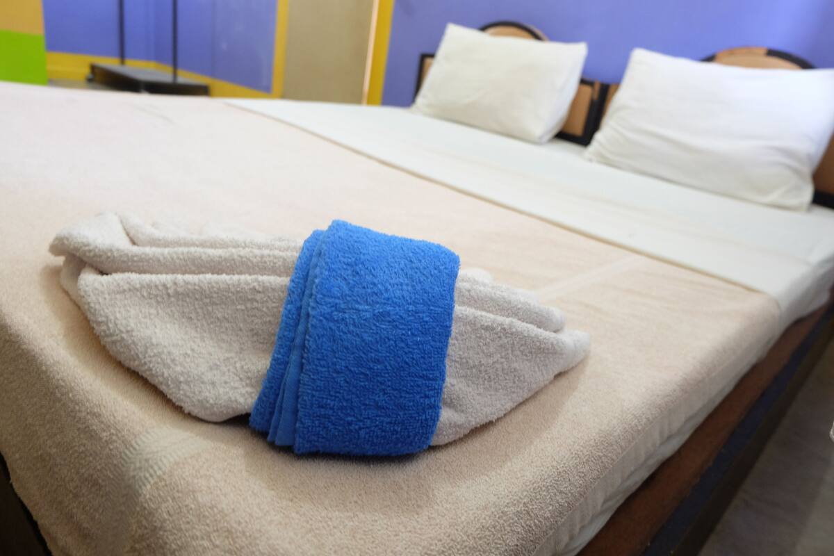 Habitación económica | Escritorio, camas extra, wifi gratis y ropa de cama