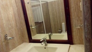 Deluxe-Doppelzimmer | Waschbecken im Bad