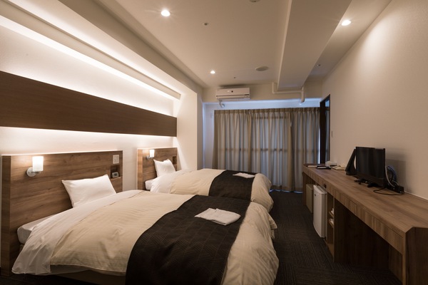 Deluxe Twin (Renewal Room) - Smoking | Desk, blackout drapes, soundproofing, iron/ironing board
