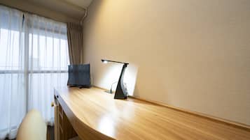 Bàn, màn/rèm cản sáng, phòng cách âm, bàn ủi/dụng cụ ủi quần áo