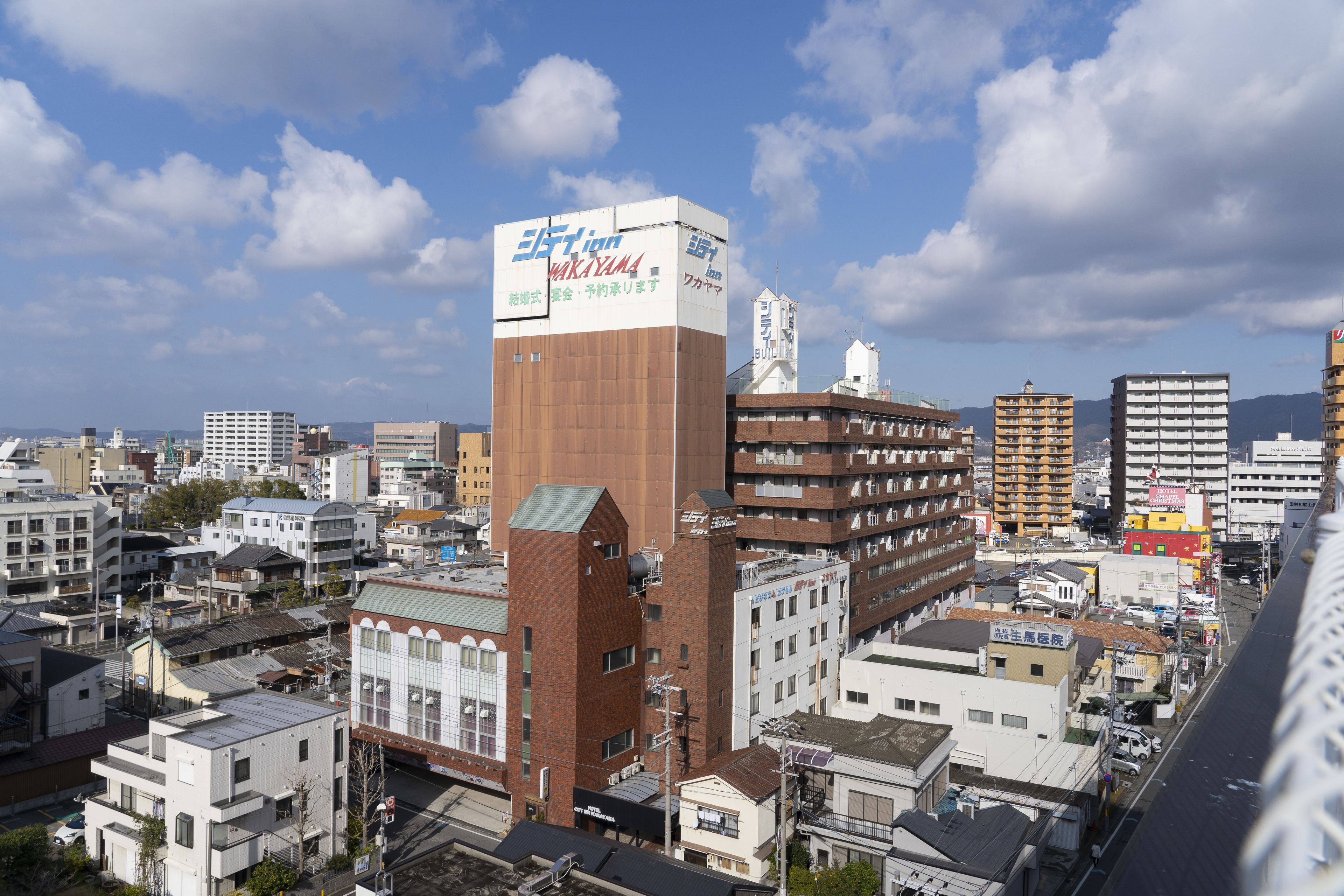 Paisagem urbana com um edifício em destaque, com sinalização de uma empresa.