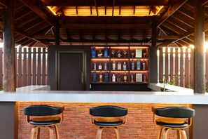 2 quầy bar/khu lounge, quầy bar bên hồ bơi 