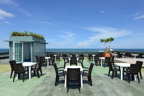 2 Bars/Lounges, Poolbar