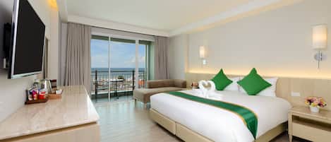 Minibar, Zimmersafe, individuell dekoriert, Schreibtisch