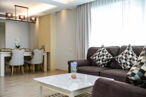King Suite with Sea View | Sala de estar | Televisión de pantalla plana de 43 pulgadas con canales vía satélite