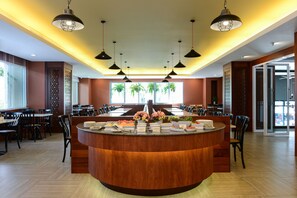 Se sirven desayunos, comidas y cocina tailandesa con vista al jardín