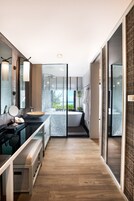 Separate bathtub and shower, deep-soaking bathtub, rainfall showerhead