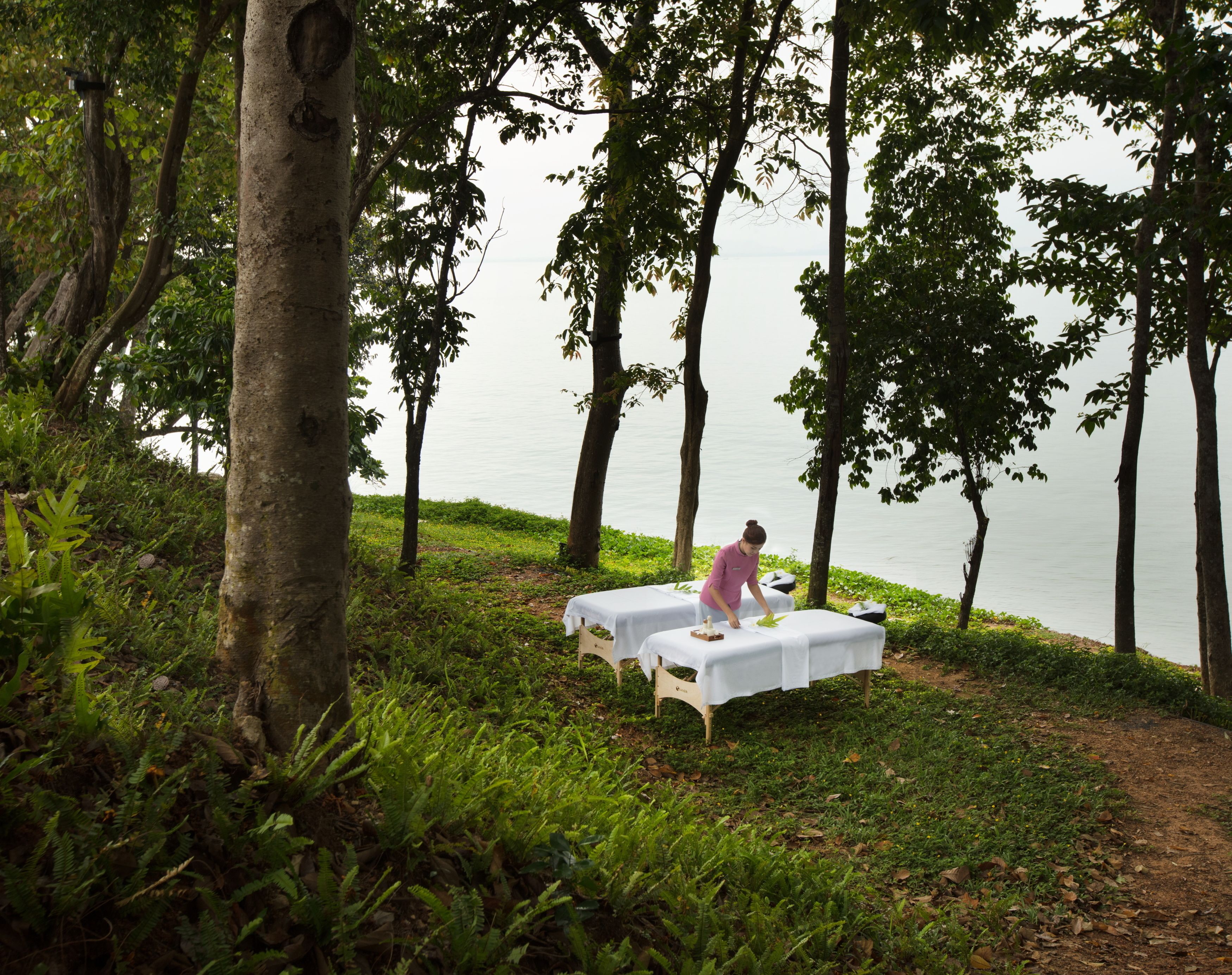 2 restaurants, breakfast, lunch, dinner served; international cuisine