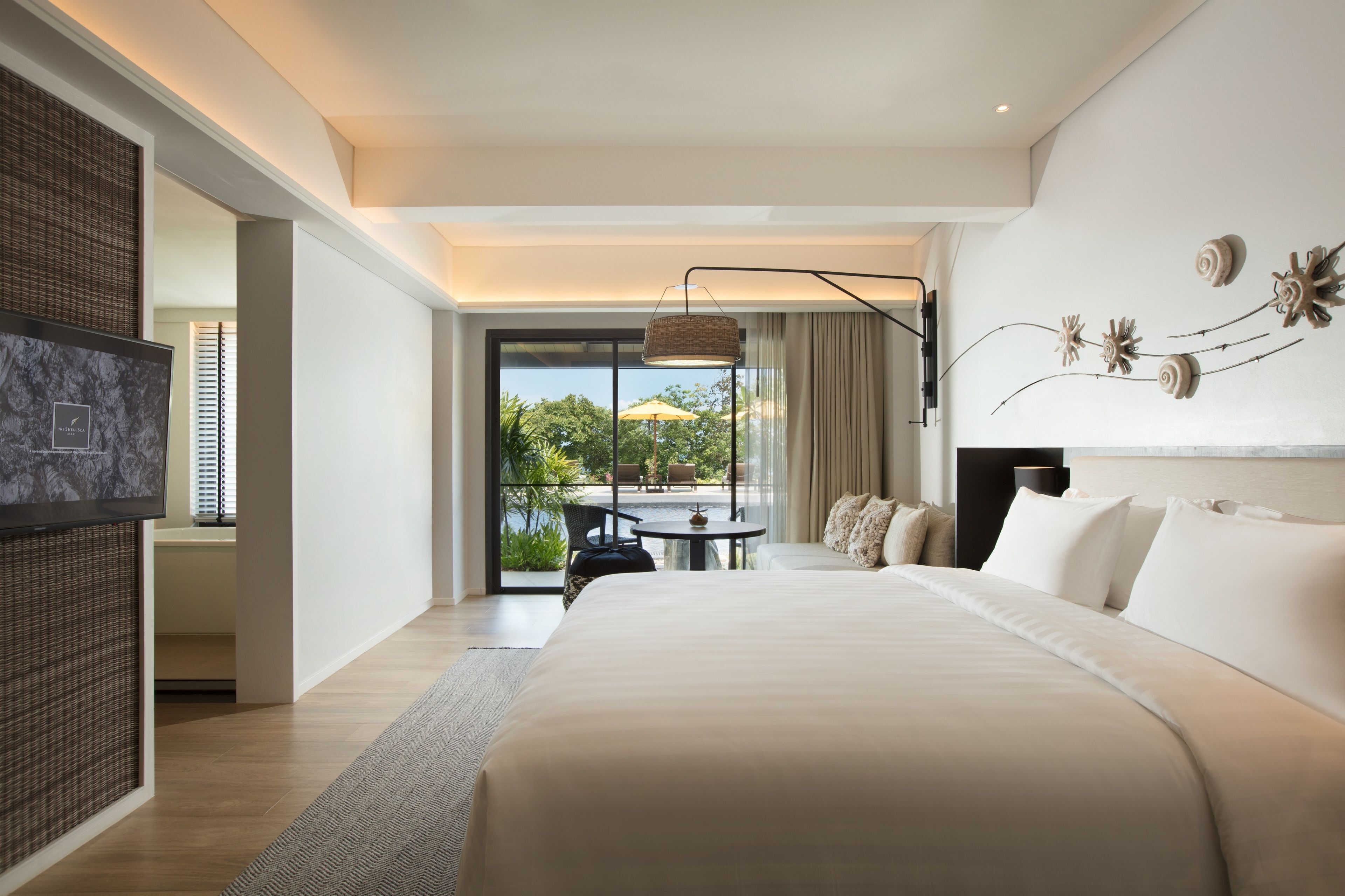 Minibar, brankas, dan dilengkapi dengan perabotan berbeda-beda