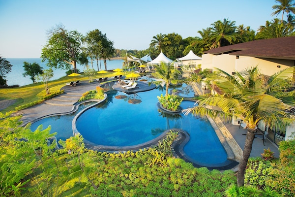 2 outdoor pools, sun loungers