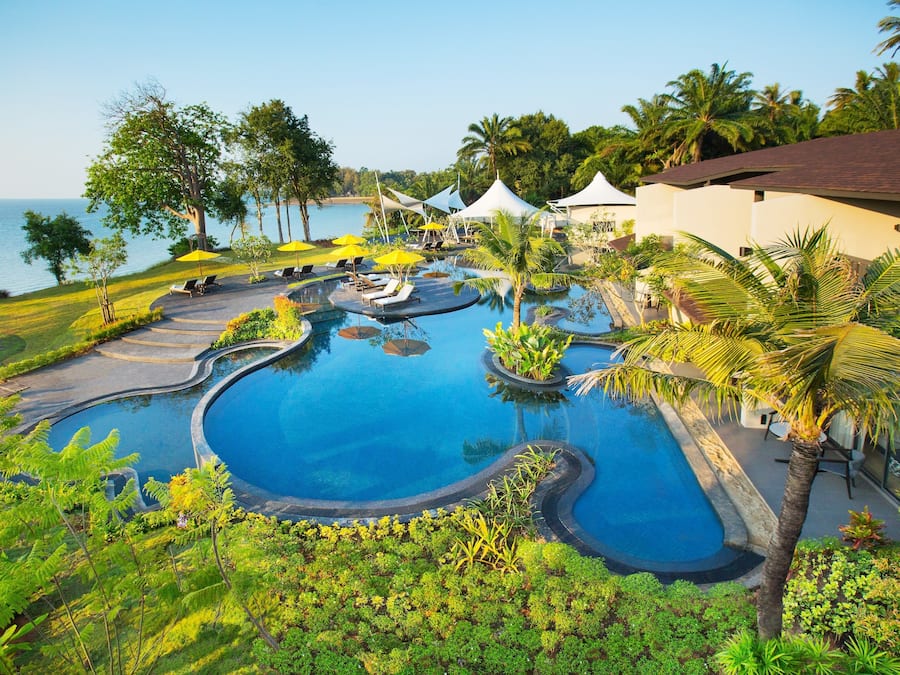 2 outdoor pools, pool loungers