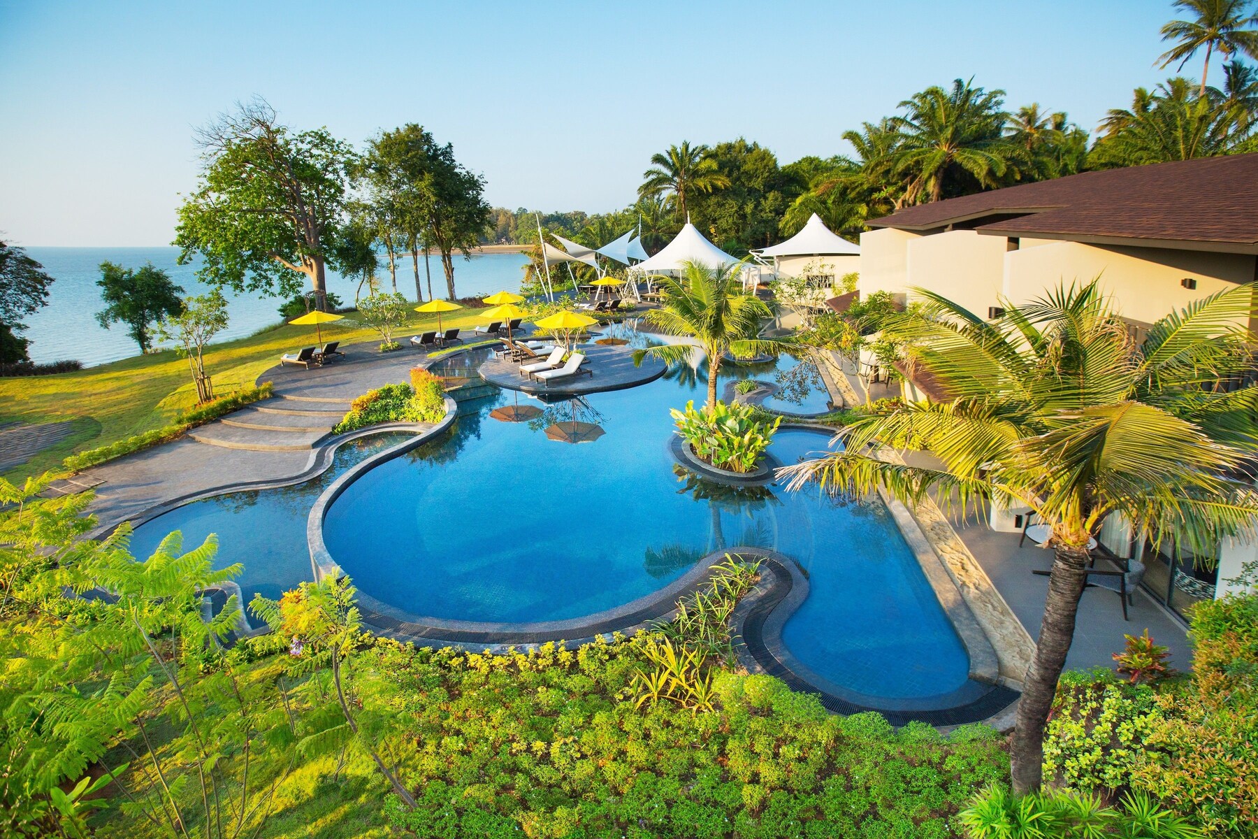 2 outdoor pools, pool loungers