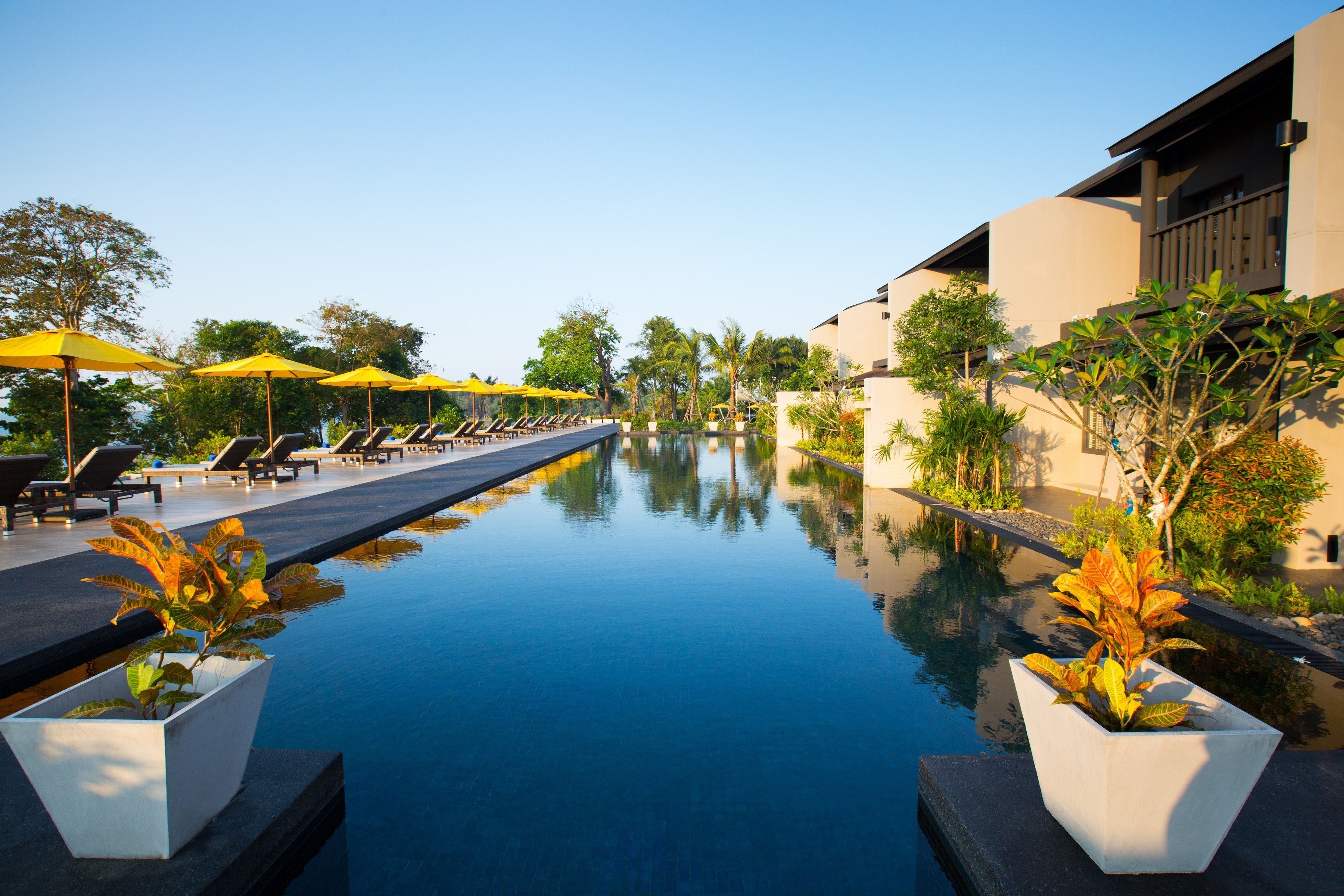 2 outdoor pools, pool loungers