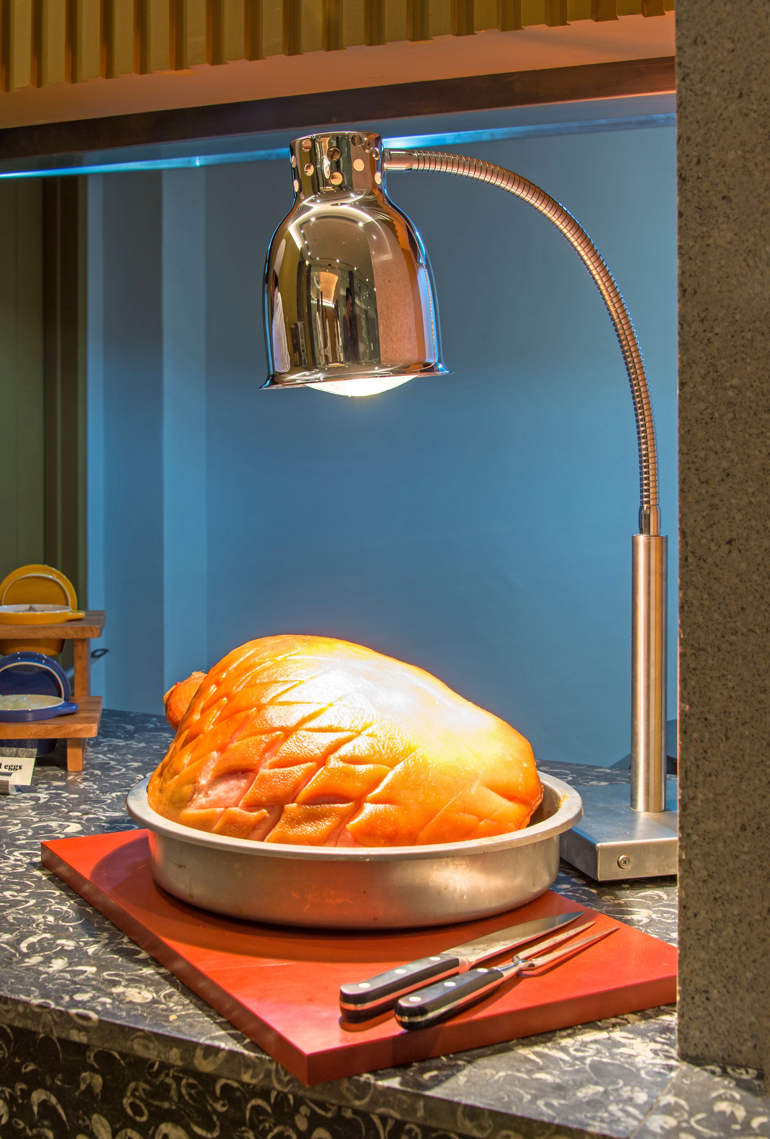 Brød på et fad under en lampe.