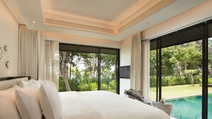 Ein modernes Schlafzimmer mit einem großen Bett, Blick auf einen Swimmingpool und einem Balkon.