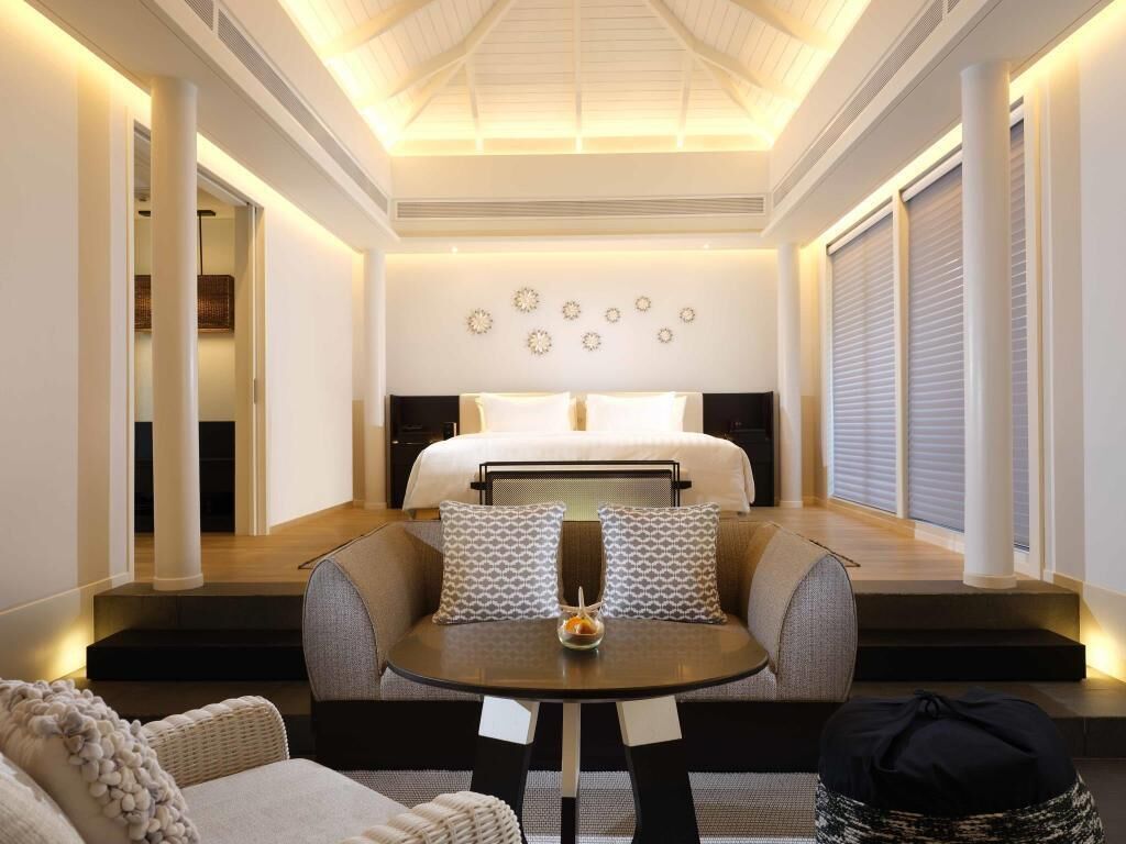 Minibar, brankas, dan dilengkapi dengan perabotan berbeda-beda