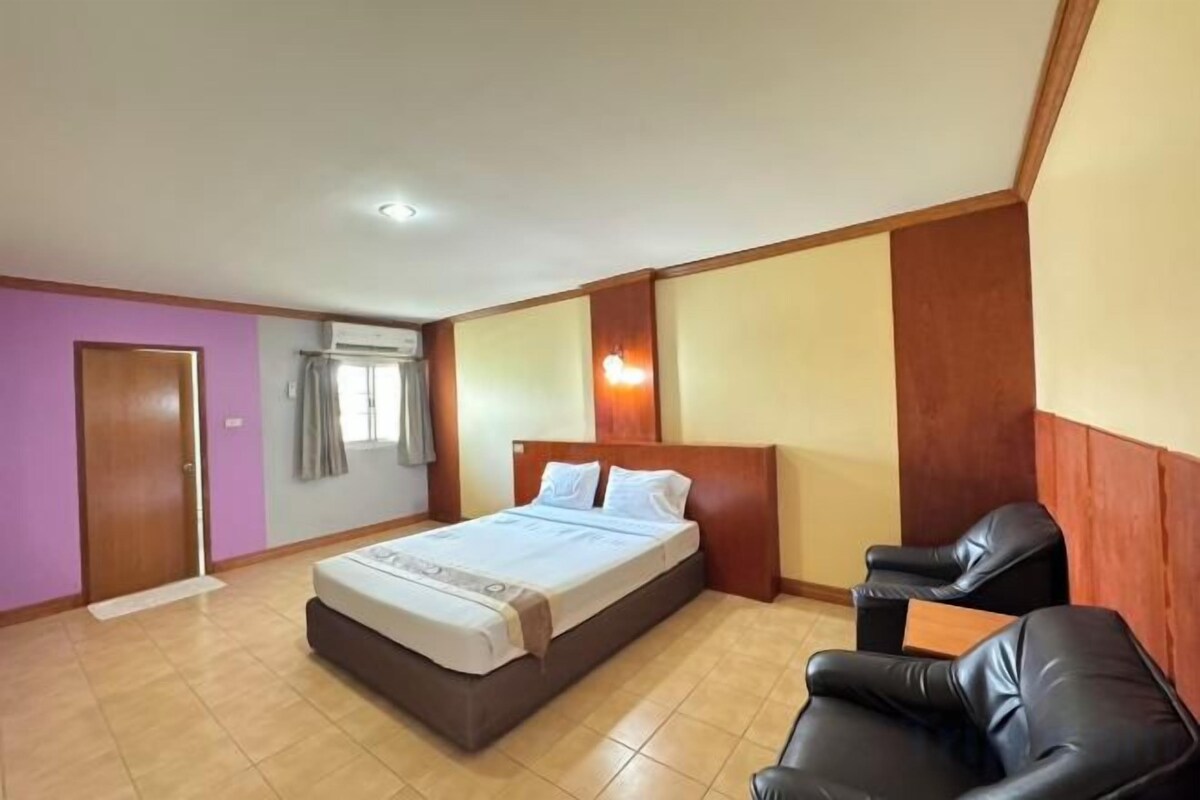 Minibar, desk, WiFi (free)