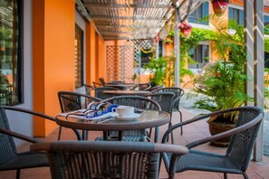 รับประทานอาหารกลางแจ้ง