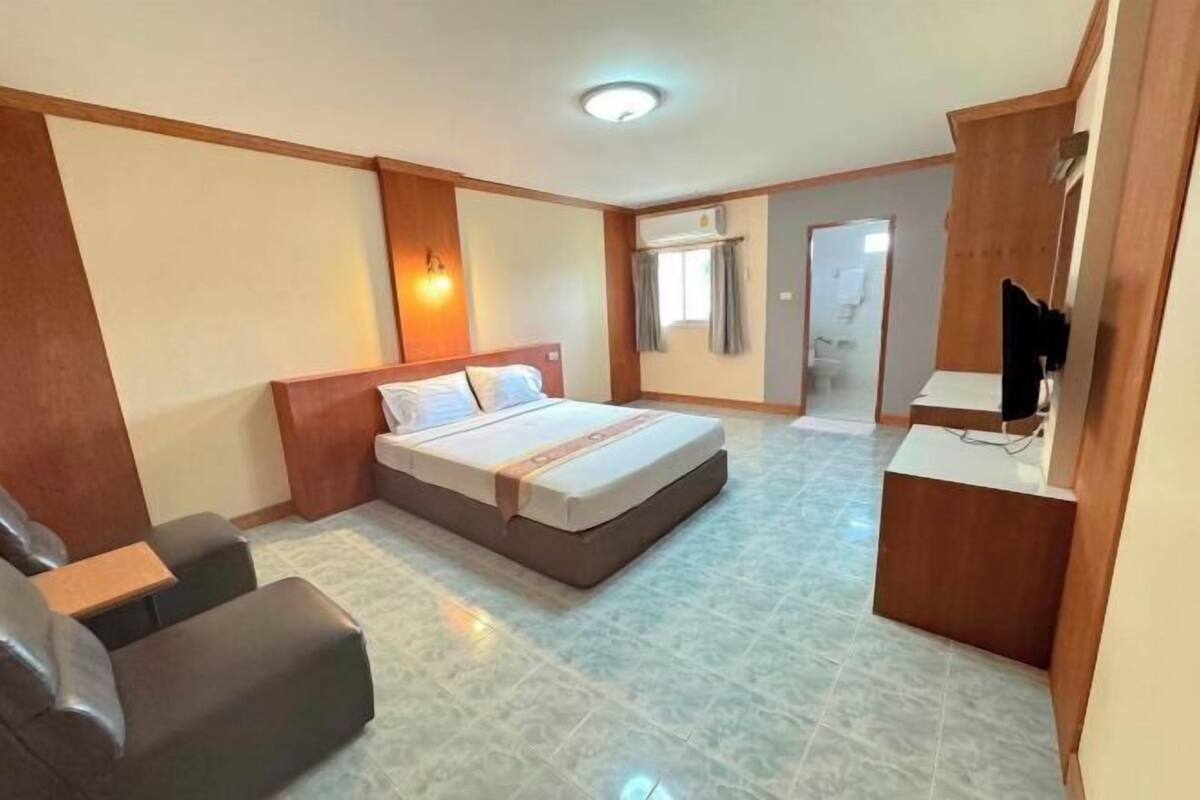 Minibar, desk, WiFi (free)