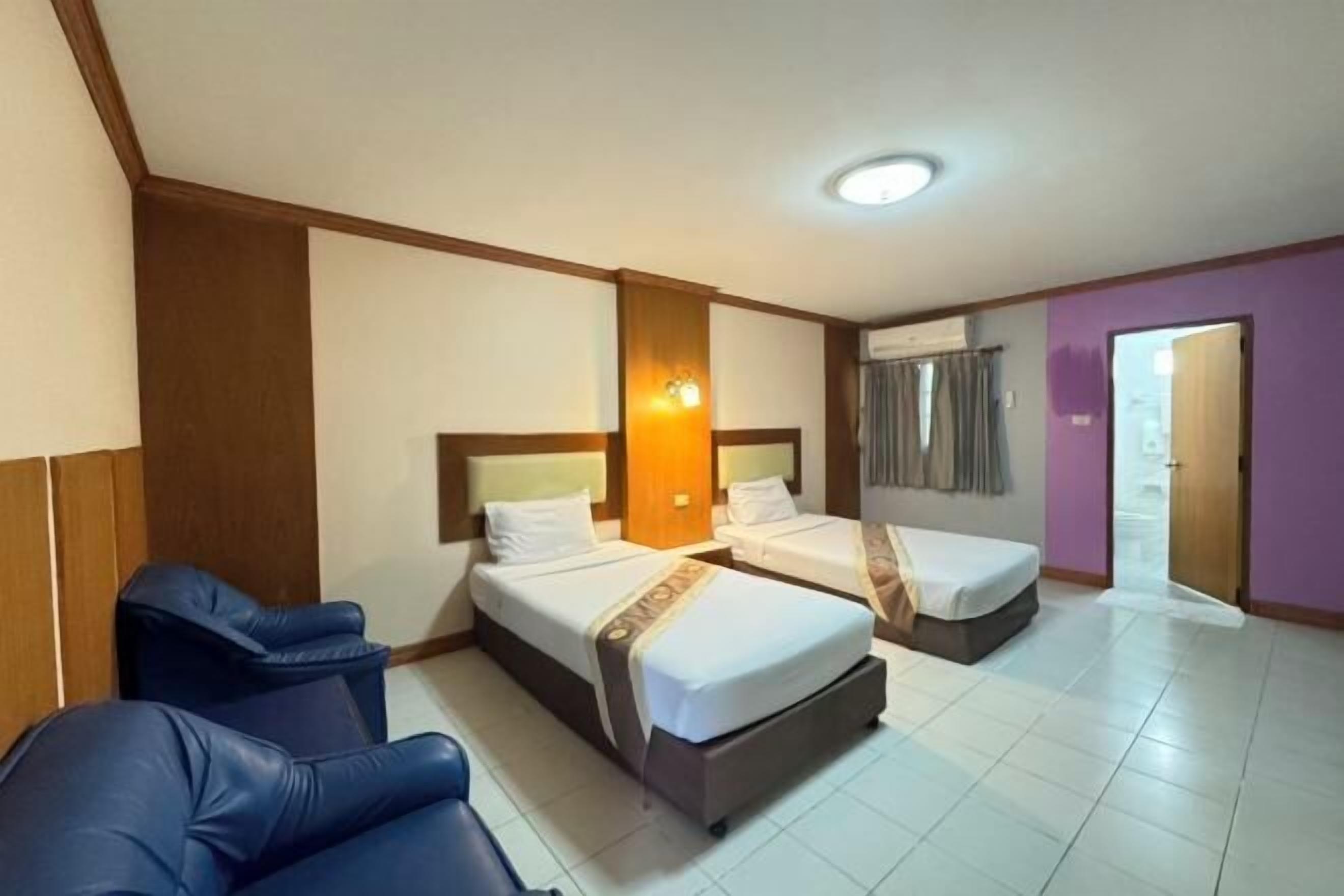 Minibar, desk, free WiFi