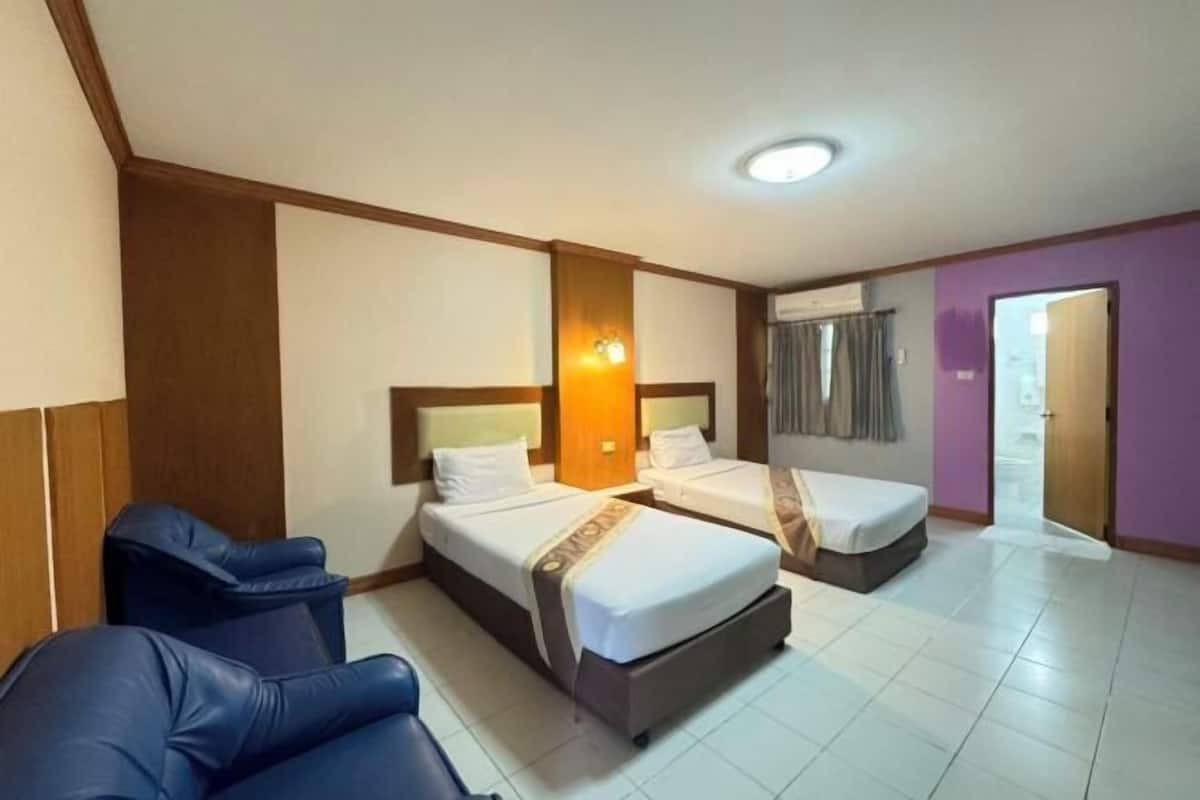 Minibar, desk, WiFi (free)