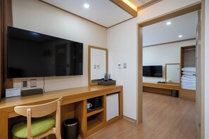 Quarto família | Escrivaninha, cortinas blackout, quartos à prova de som