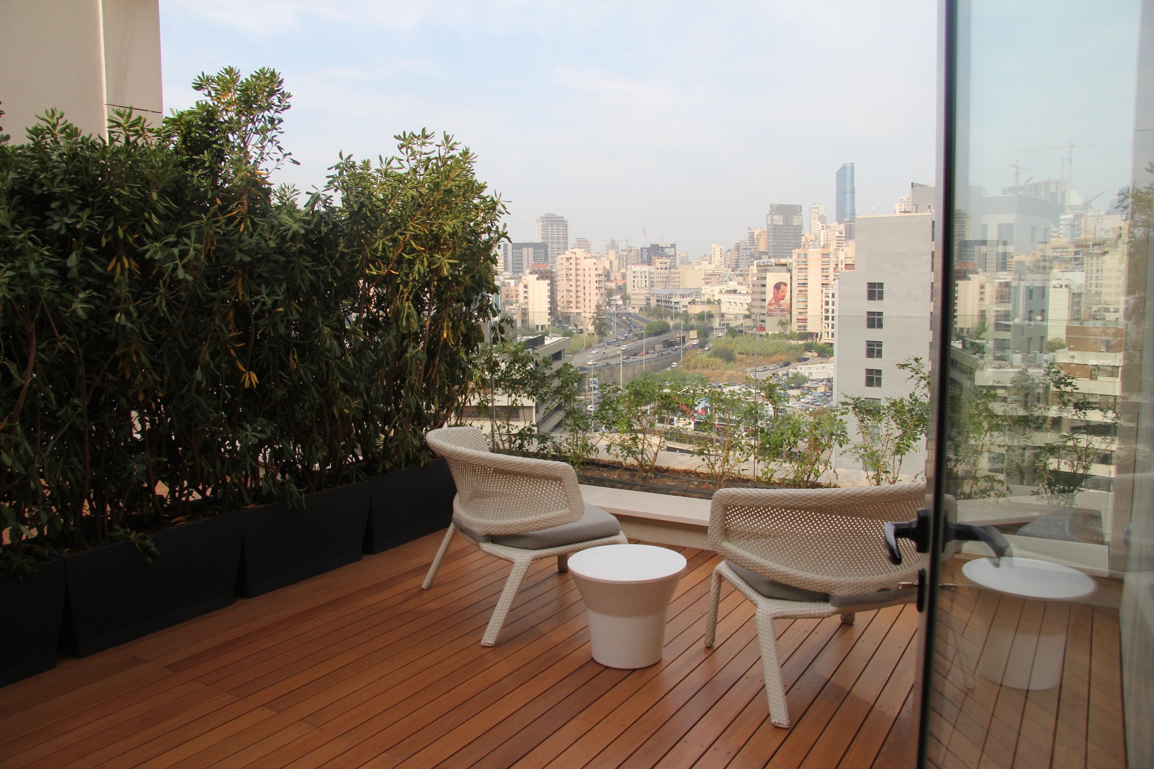 Ropa de cama de alta calidad y caja de seguridad en la habitación 