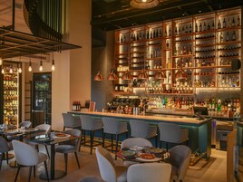 供應早餐、午餐、晚餐；多國菜