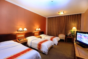 Riverview Triple Room | In-room safe, desk, blackout drapes, free WiFi