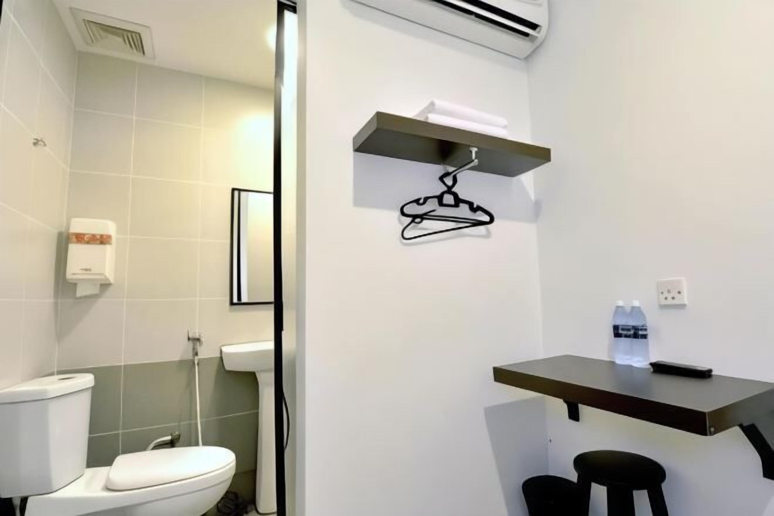 Bathroom | Shower, free toiletries, towels