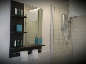 Triple Room, Ensuite | Bathroom - Cafe Guest House 34 (Poole)