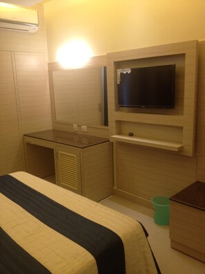 Desk, rollaway beds - Hotel Shompen (Port Blair)