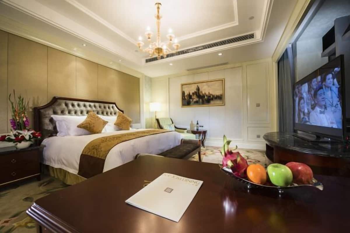 Premium bedding, minibar, in-room safe, desk