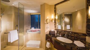 Habitación doble superior | Baño | Tina y regadera independientes y regadera tipo lluvia 
