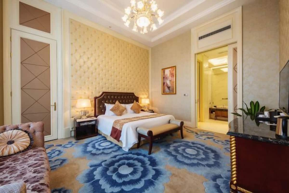Premium bedding, minibar, in-room safe, desk