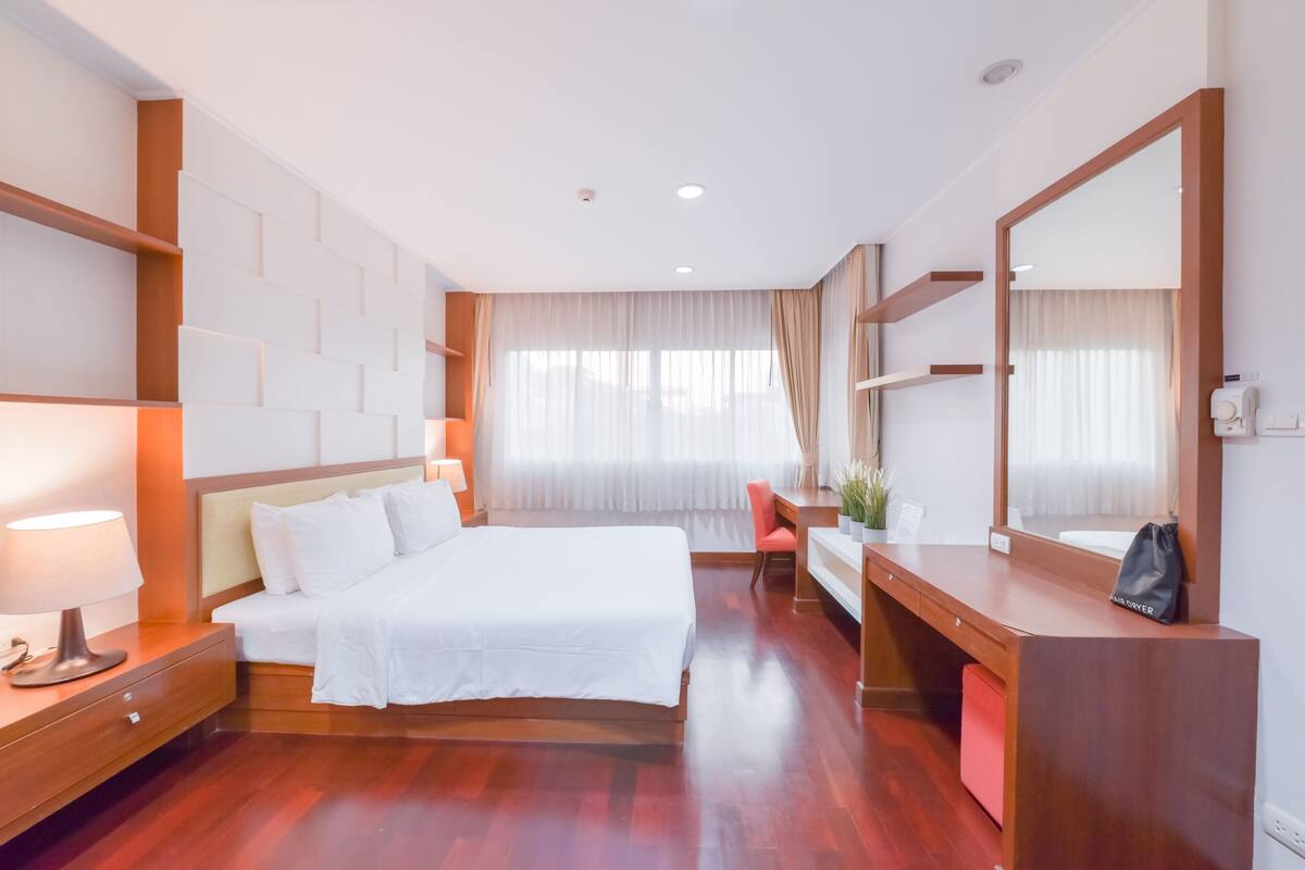 Two Bedroom Suite (Resident Bldg.) | Caja fuerte, escritorio, espacio para trabajar con un portátil